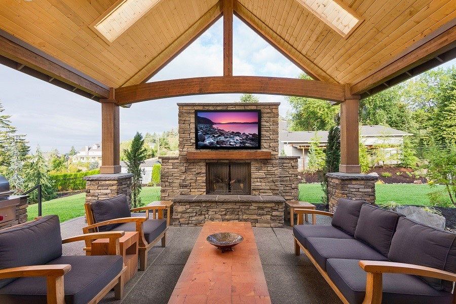 Considering an Outdoor TV Installation for Your Backyard? Start Here.